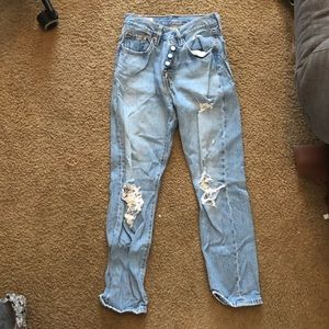 LEVIS HIGH WAISTED JEANS